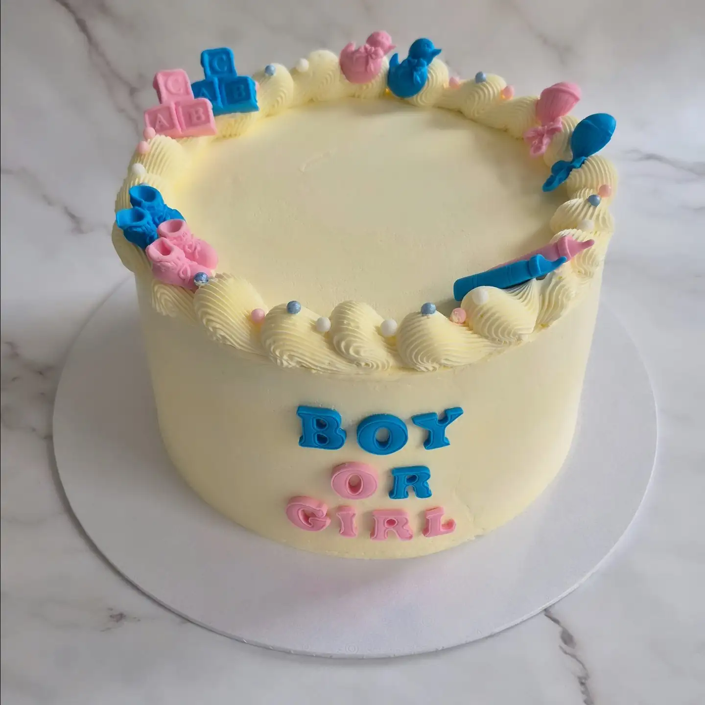 Hazelbakt Babyshower taart met verassings kleur aan de binnenkant